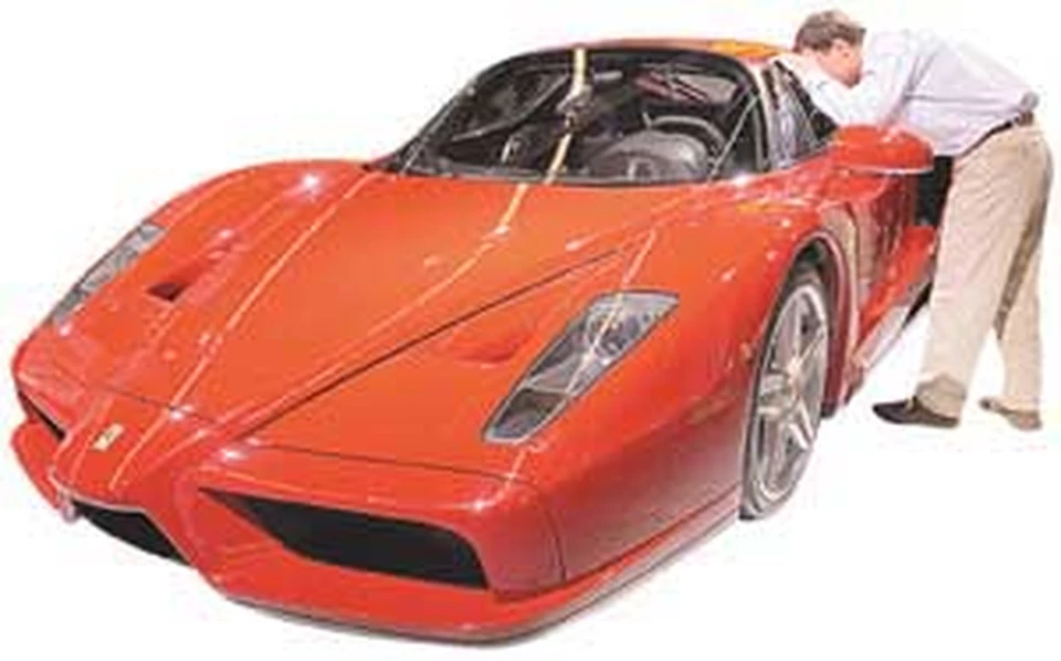 Ferrari «Enzo Ferrari»<br>$800 000<br>На тесной стоянке очень удобно, когда двери открываются вверх. Правда, вряд ли у такой машины будут проблемы с парковкой...