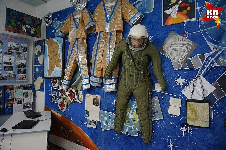 В музее космонавтики есть настоящий скафандр для летчиков.