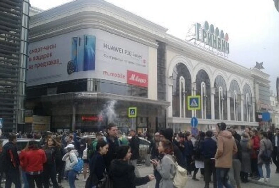 Посетители не спешат уходить от ТЦ. Фото: паблик "Инцидент Екатеринбург"