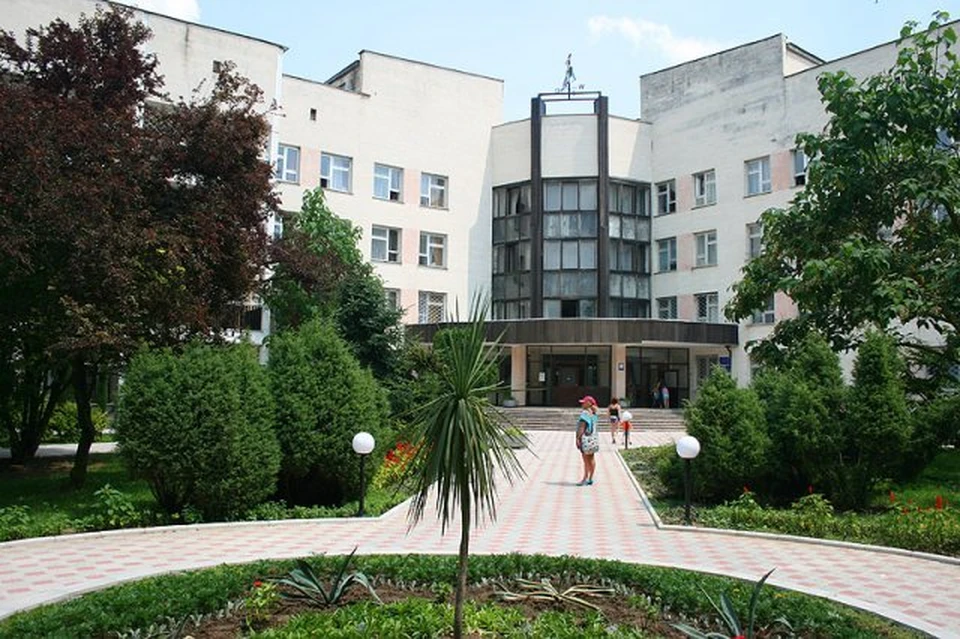 Санаторий рассчитан на 600 коек, а в летний период готов одновременно принять 840 пациентов.