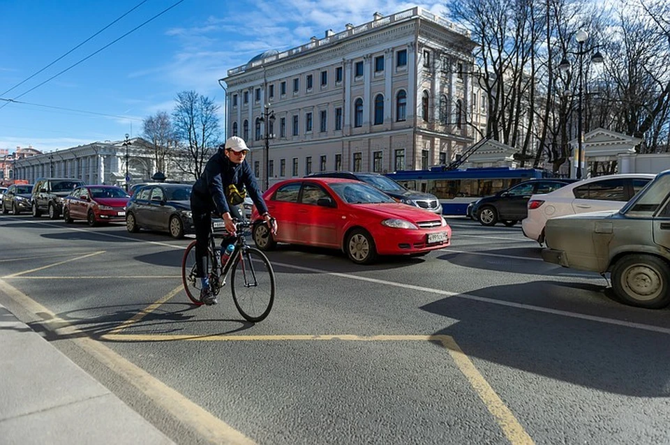 Велосипедисты уже есть на улицах Петербурга. Скоро их станет больше