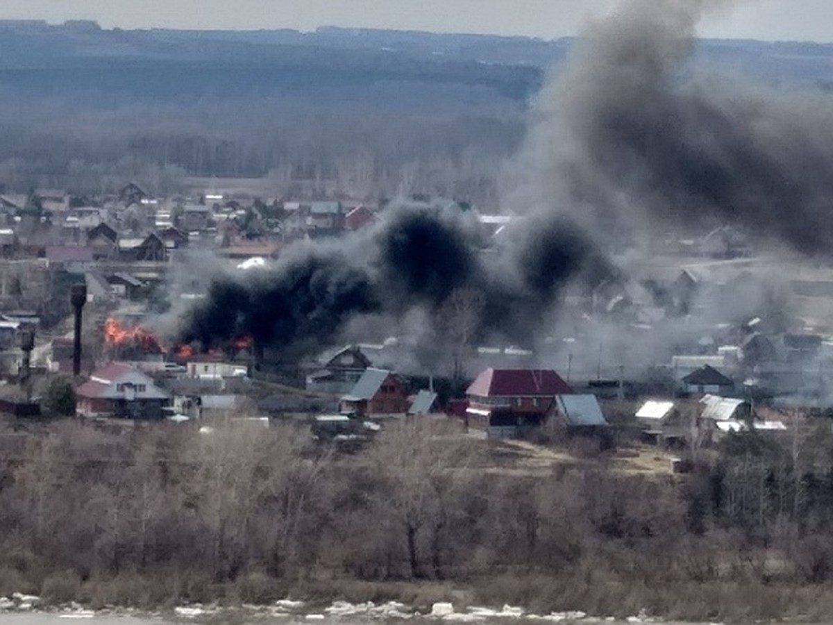 Три дома, баня и гараж сгорели в Кемеровском районе - KP.RU