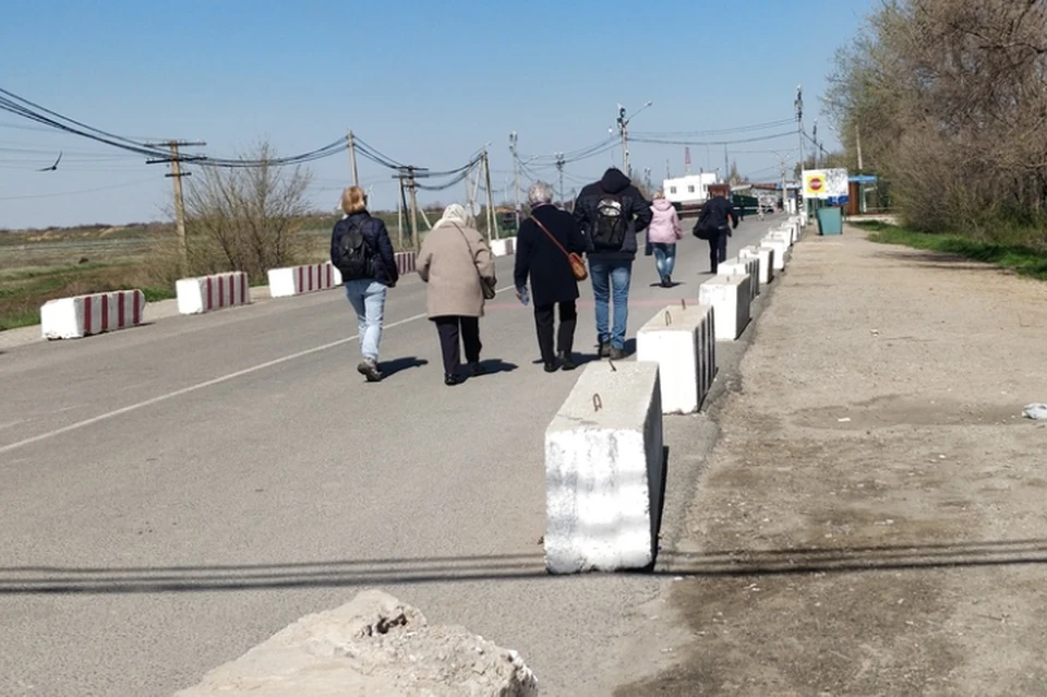 В основном крымчане едут к родственникам на Украину