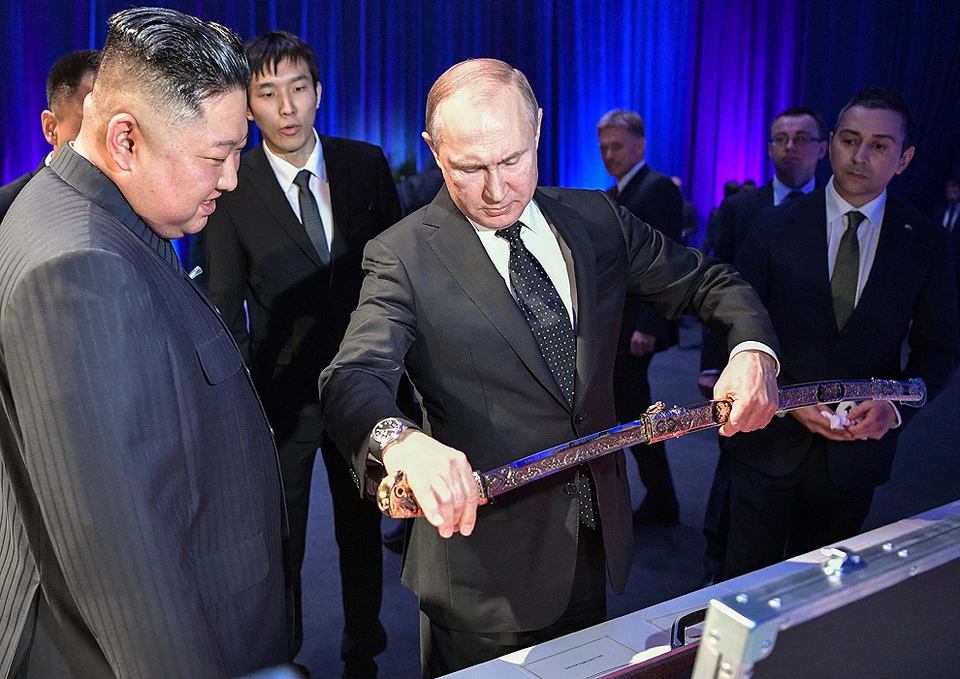 Владимир Путин держит в руках шашку - подарок лидеру КНДР Ким Чен Ыну. Фото Алексей Никольский/пресс-служба президента РФ/ТАСС