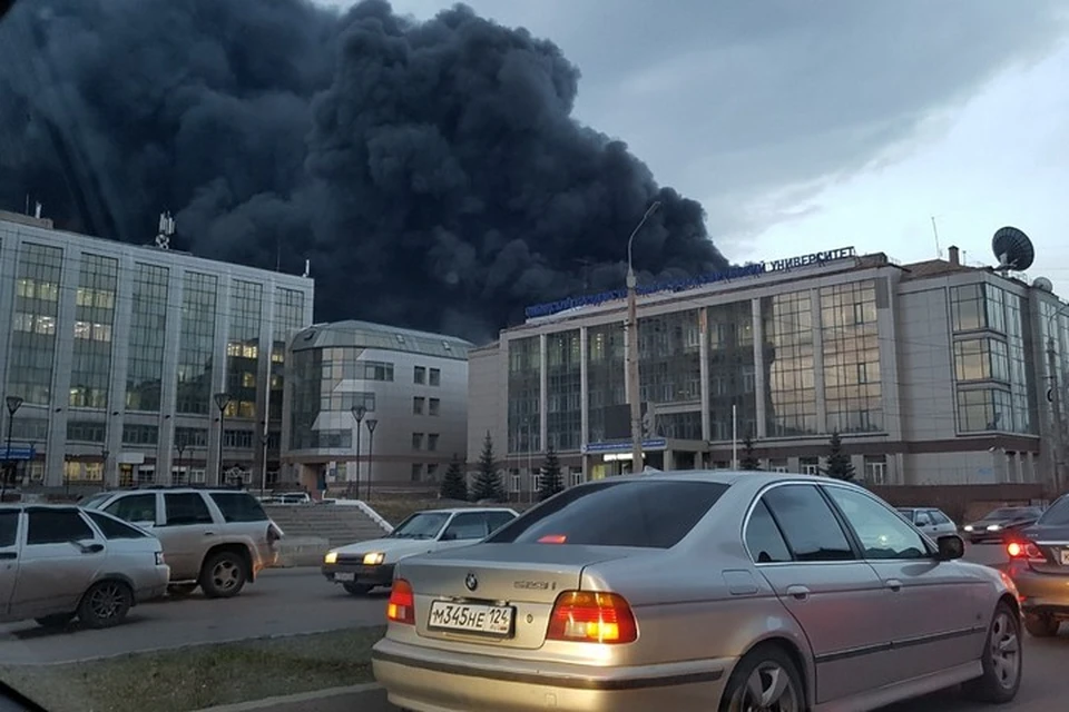 В МЧС прокомментировали, что на самом деле горит на красноярском оборонном заводе «Красмаш»