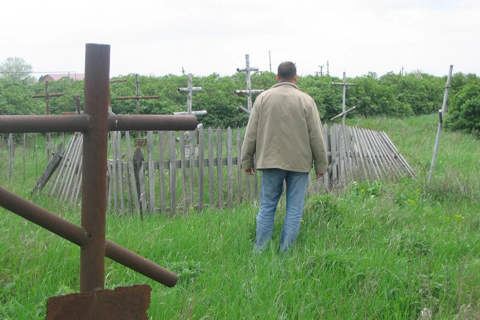 Заброшенное русское кладбище в Петропавловской под Грозным, 2007
