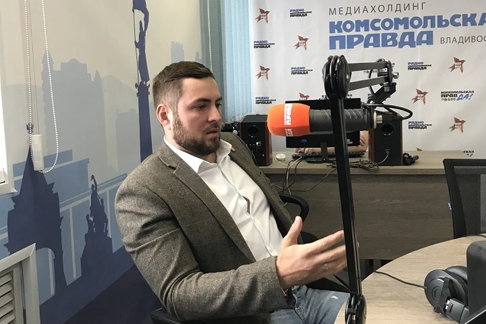 Денис Медянников в студии радио «Комсомольская правда» - Приморье».