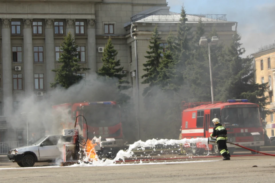 На Театральной площади прошли показательные выступления пожарной охраны