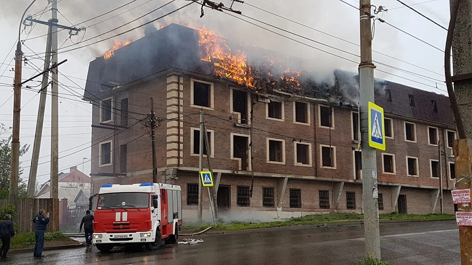На Белорусской загорелся строящийся дом.