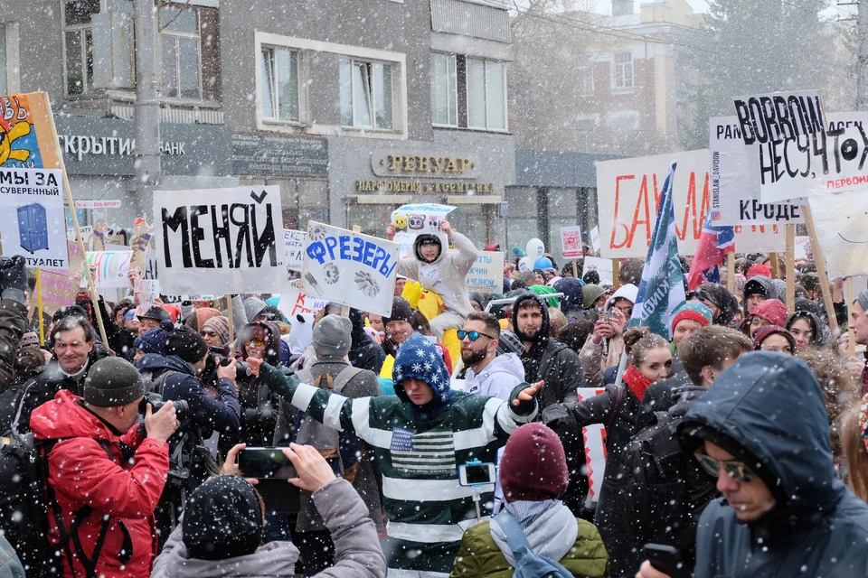 Монстранты прошли по городу под снегопадом.