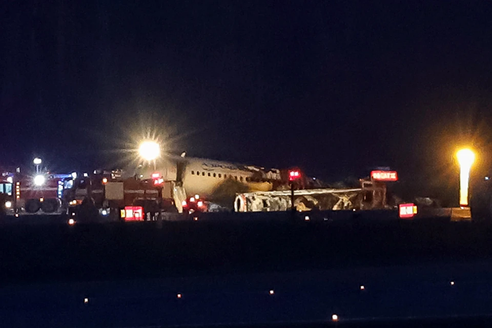 Службы аэропорта начали проводить буксировку сгоревшего самолета
