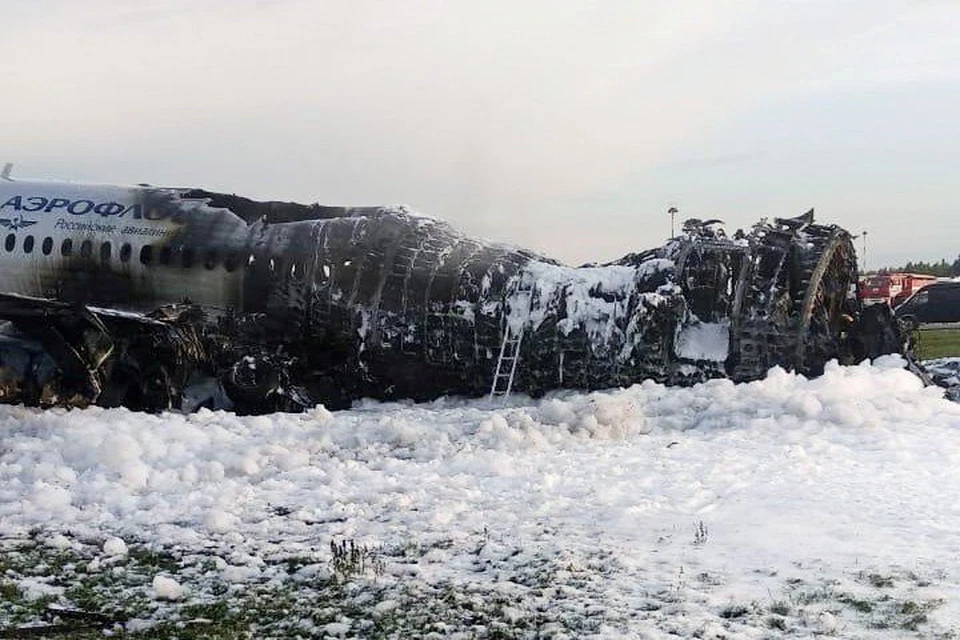 В воскресенье, 5 мая, один из самолетов Sukhoi Superjet 100 загорелся при посадке