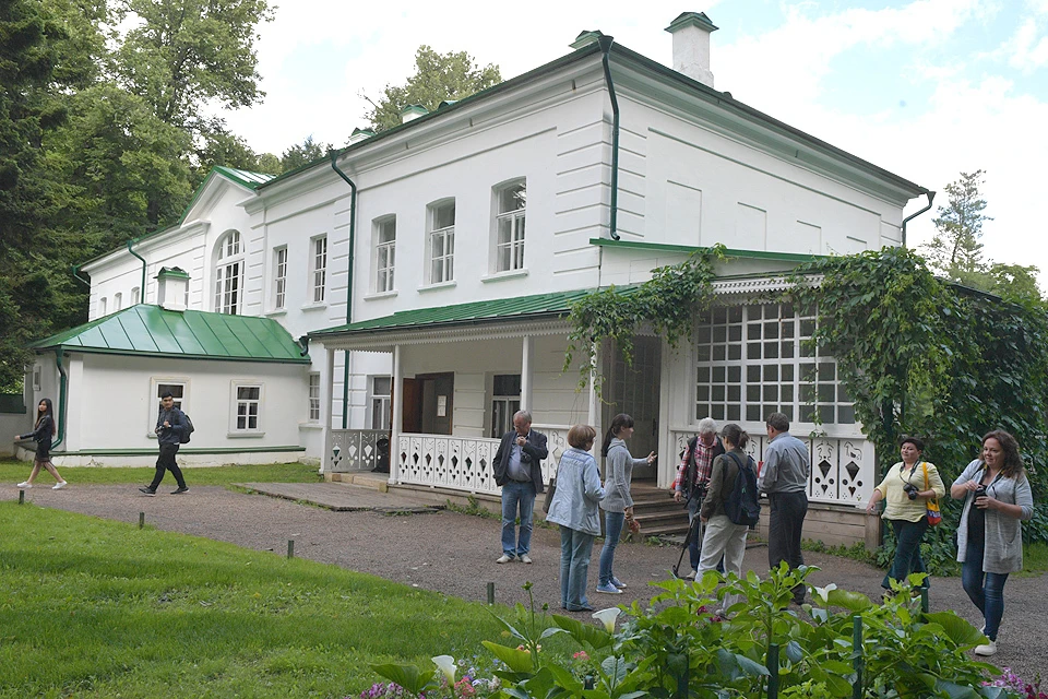 Посетители у музея-усадьбы Льва Толстого "Ясная Поляна".