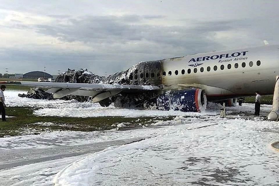 В результате пожара полностью выгорела половина самолета, погиб 41 человек