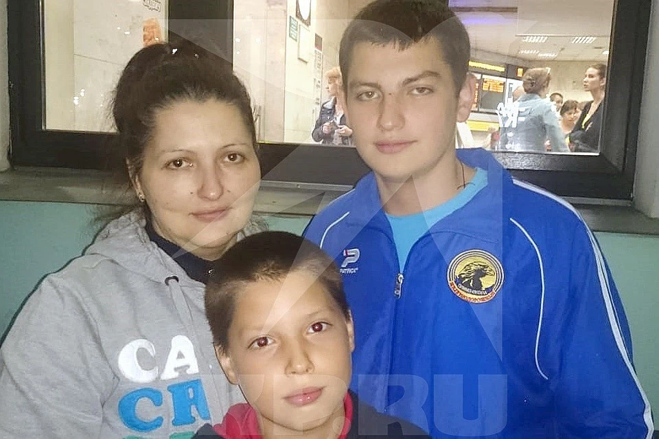 Максим Моисеев (справа) с мамой и братом. Фото из личного архива