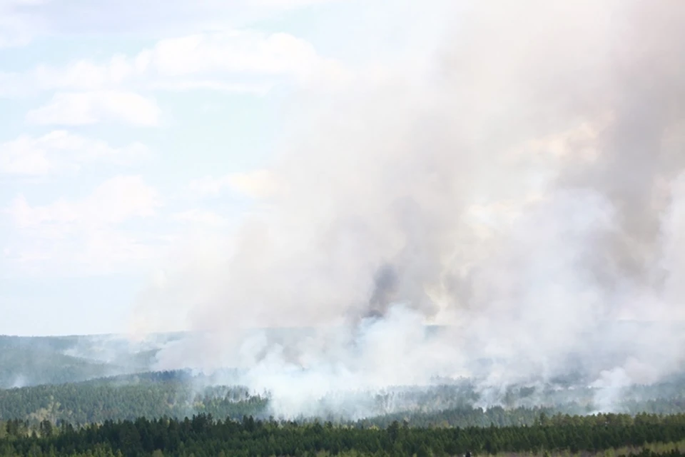 Лесные пожары второй раз за сутки угрожают жителям деревни Тихонова Падь Иркутского района.