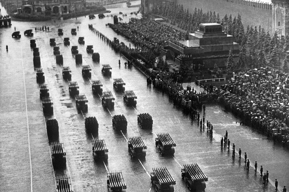 На параде показали то, на чем воевали: тяжелые танки «Иосиф Сталин-2» и средних Т-34, самоходки-«зверобои», чьи снаряды пробивали навылет броню обоих бортов немецких «Тигров» и «Пантер», батальоны легких СУ-76, прозванных «смерть четырех танкистов», знаменитые «катюши» и артиллерия всех калибров
