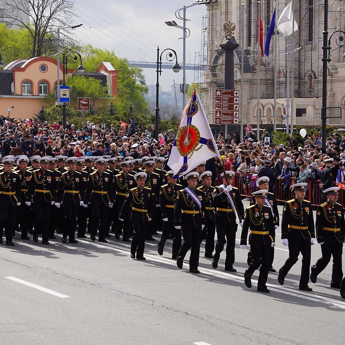 Парад Победы 2019 во Владивостоке: легендарная техника, отчеканенный шаг и  воспоминания о страшной войне - KP.RU