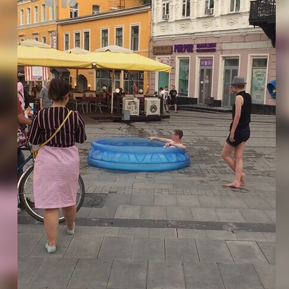 Скандальный блогер искупался в бассейне в центре Нижнего Новгорода - KP.RU