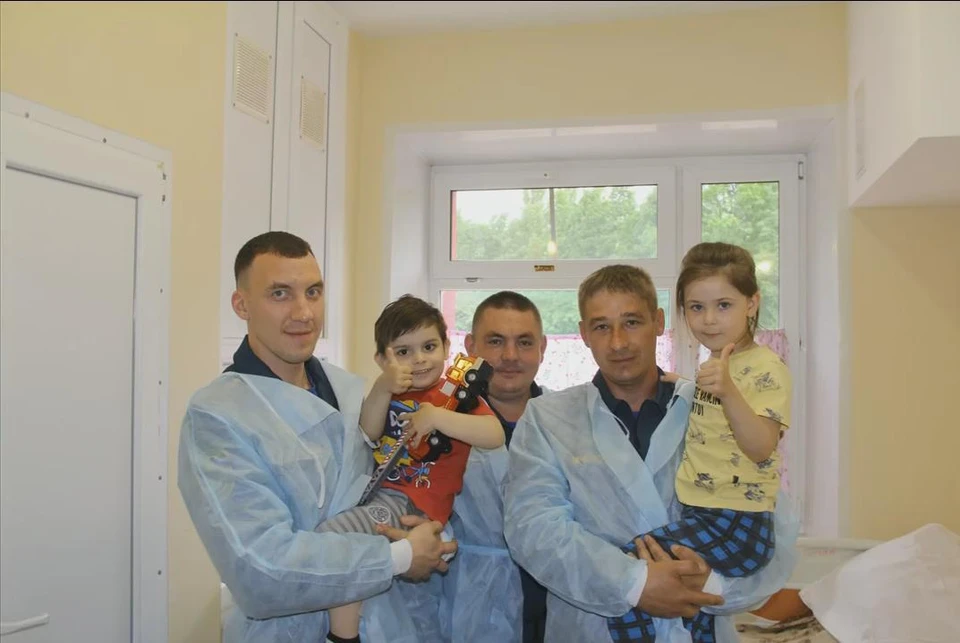 Огнеборцы навестили в больнице мальчика и девочку, которых вынесли из огня