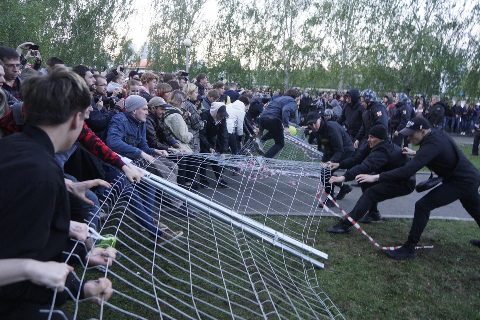Новая забава в Екатеринбурге - забор перетягивать
