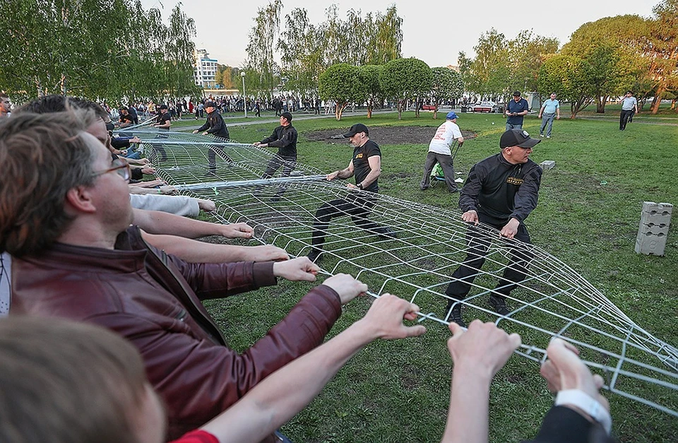 13 мая, столкновения противников строительства с охранниками. Фото Донат Сорокин/ТАСС