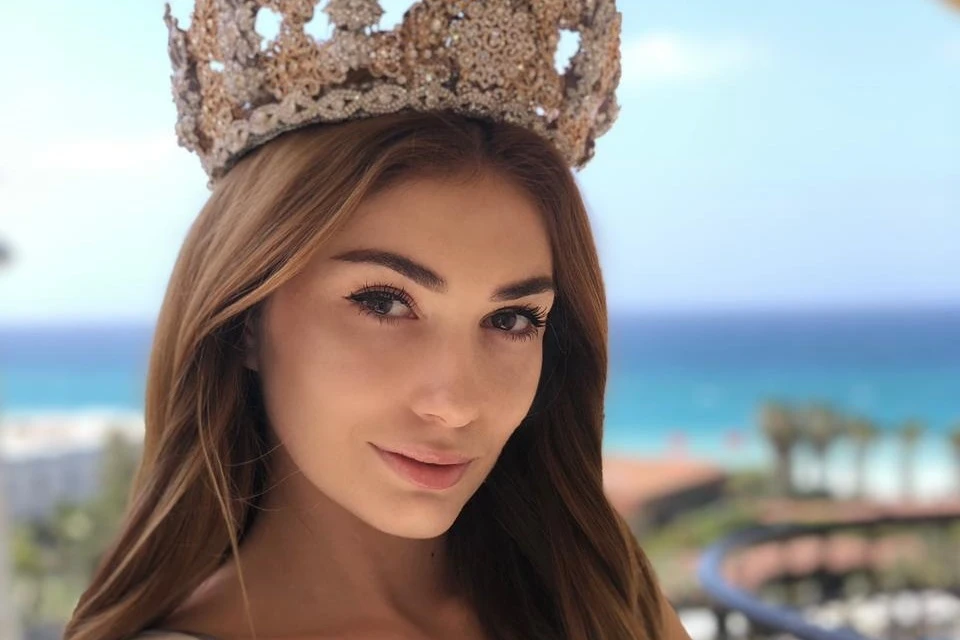 Халимат Айбазова в короне «Miss Universe Beauty»