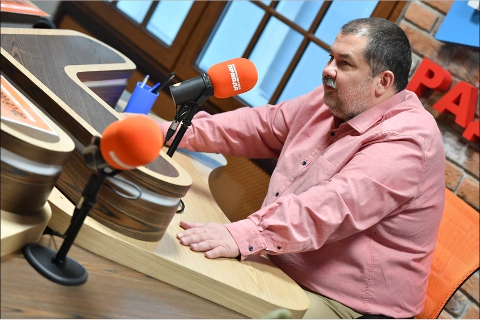Сергей Лукьяненко в студии радио «Комсомольская правда»