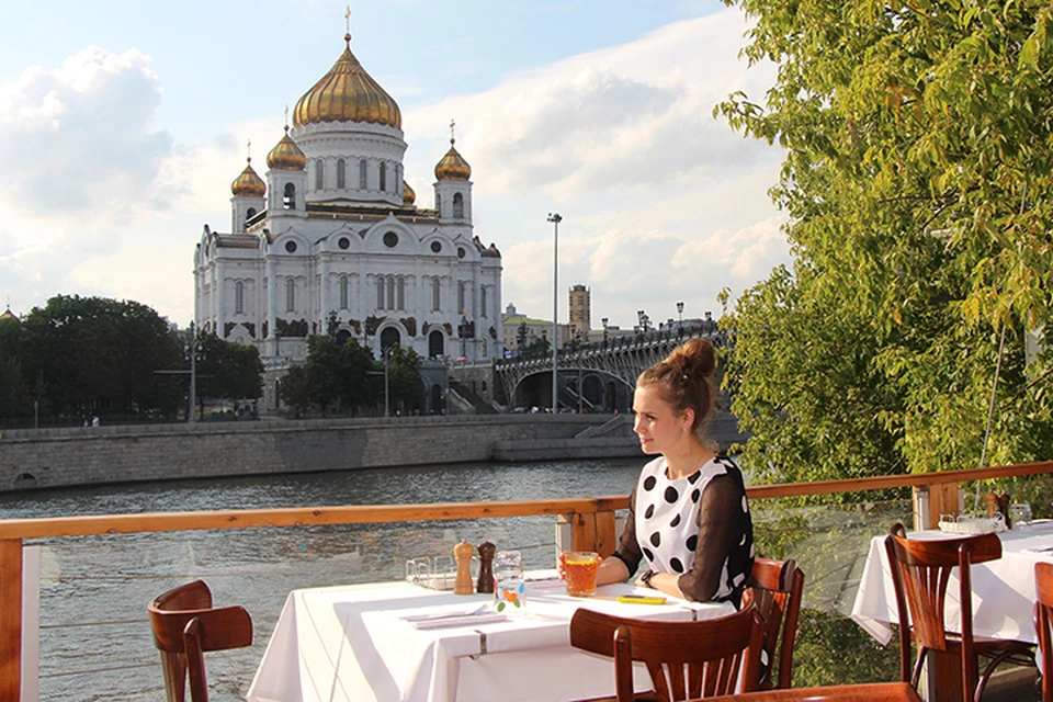 Летние кафе с верандами пользуются большим спросом у москвичей и гостей столицы, особенно в теплую и ясную погоду