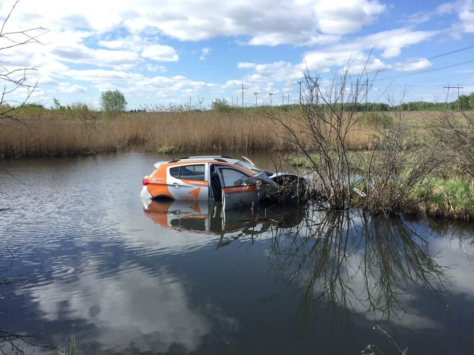 Пирожки утопленники. Утопленная машина. Автомобиль в реке. Машина в болоте. Машина утонула в реке.