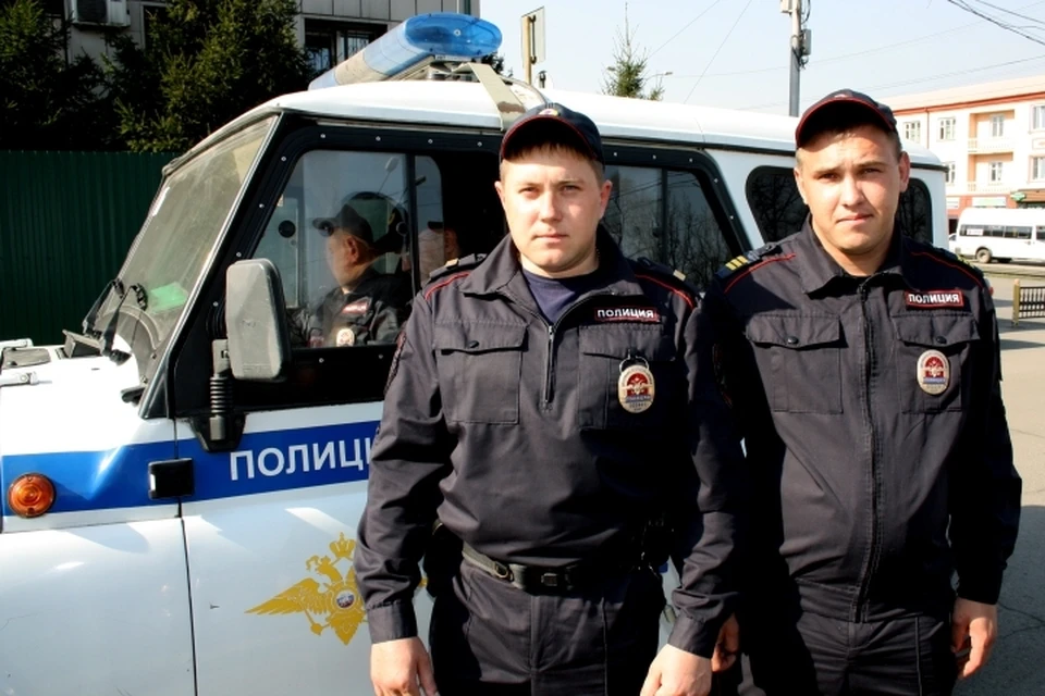 Ради спасения человека кузбасские полицейские выломали железные ворота. ФОТО: МВД России