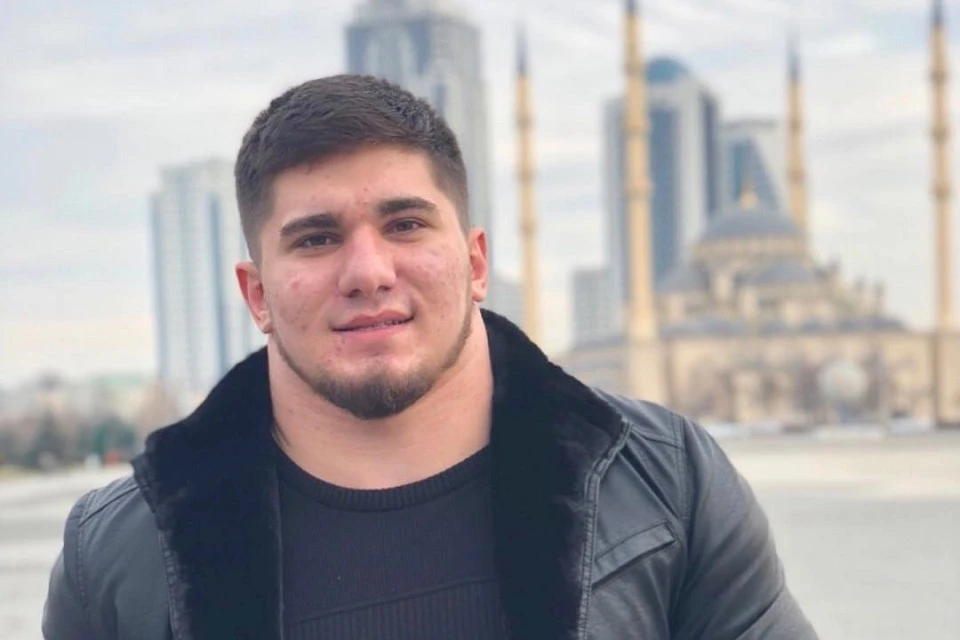 Асхаб Тамаев получил прозвище «чеченский Халк» за удивительно мощное тело и шею