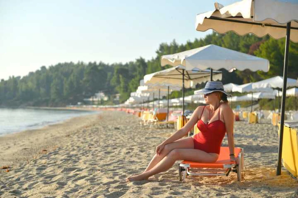 Отдых на курортах не в бархатный сезон гораздо дешевле и места на пляже больше.