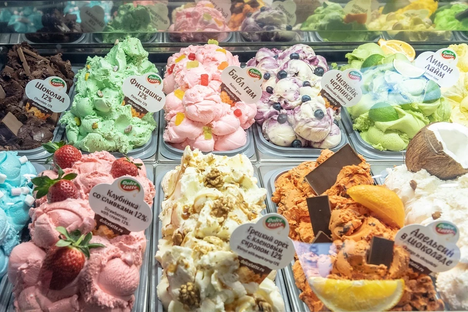 Мягкое мороженое украшают фруктами, топингом и другими вкусными вещами. Но срок хранения такого лакомства небольшой.