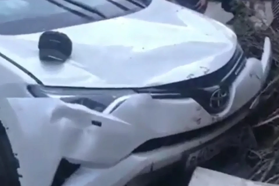Виновницу аварии спасли полицейские. Скрин-фото: видео МВД Дагестана