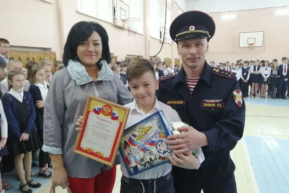 Юный герой Ярослав Гарипов получил подарки от полиции и "Комсомолки", родители им гордятся.