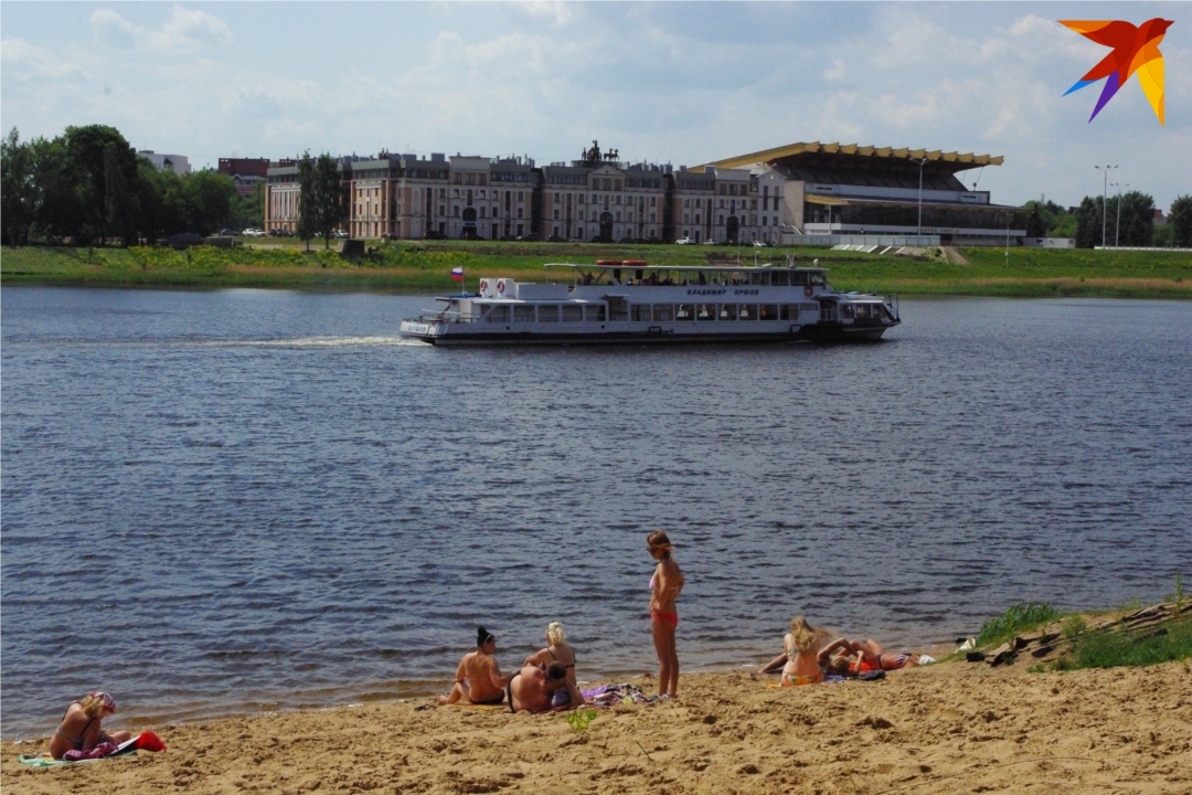 На городском пляже в Твери можно даже полюбоваться теплоходами, а вот купаться, формально, нельзя - пляж неофициальный