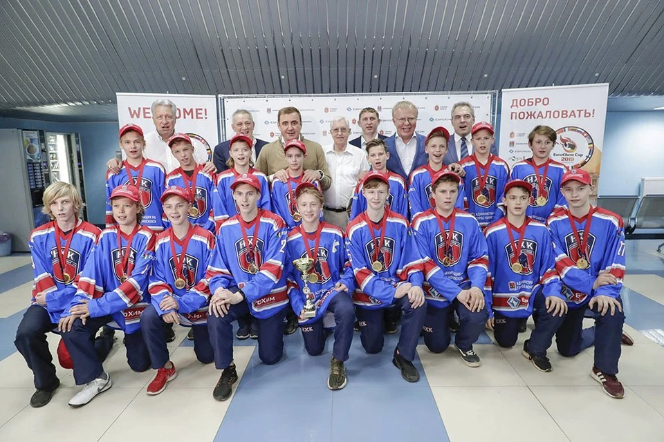 Губернатор Тульской области и профессиональные хоккеисты поздравили с победой команду новомосковского хоккейного клуба.