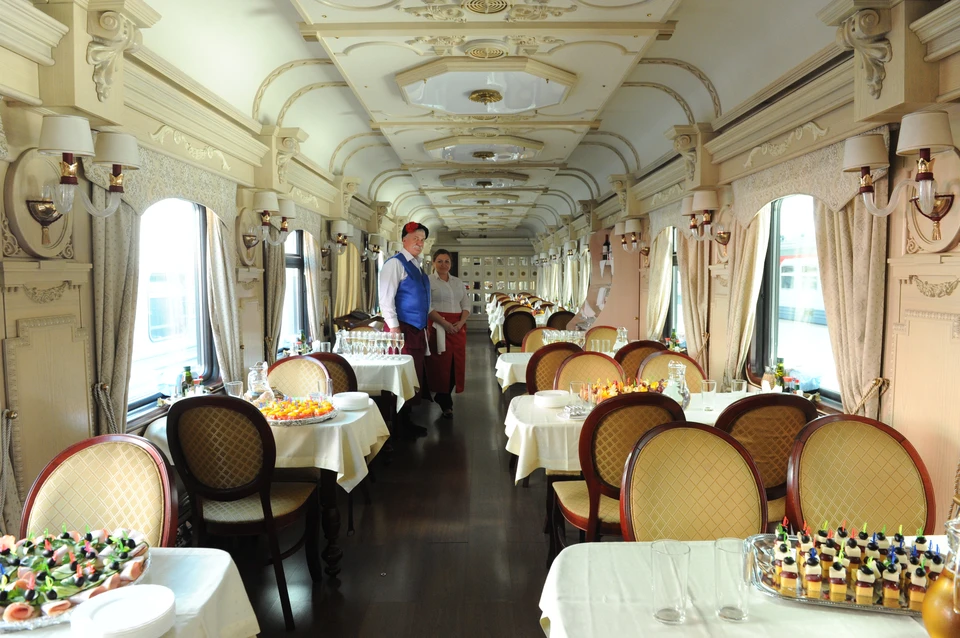 Пассажирам поезда с таким вагоном-рестораном можно позавидовать.