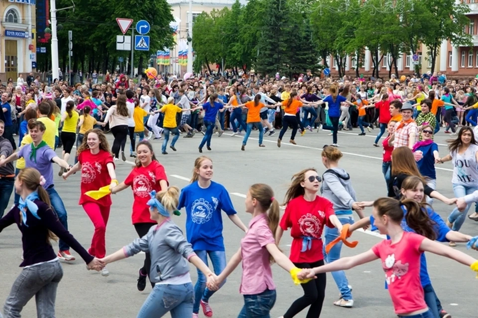 Население кемерово. Кемерово люди. Кемерово население. Население города Кемерово. Праздник на площади Кемерово.