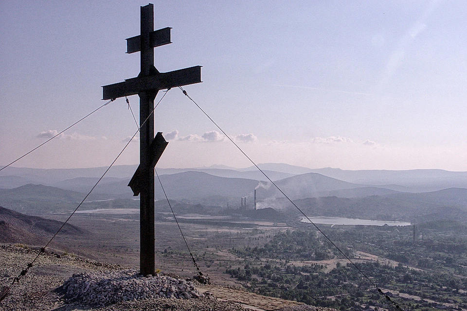 Поклонный крест на горе в городе Карабаш, Челябинская область. Фото ИТАР-ТАСС/ Илья Яковлев