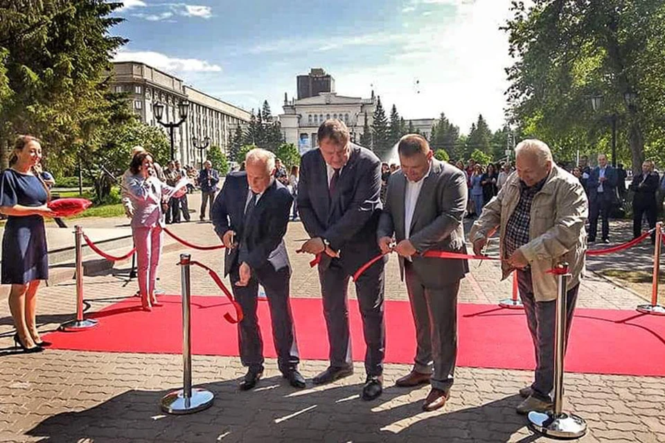 Открытие фотовыставки, посвященной 45-летнему юбилею ЭПМ - Новосибирского электродного завода.