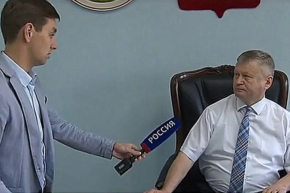 Журналист Иван Литомин пытается взять интервью у главы Ширинского района Фото: стопкадр с видео Россия-24