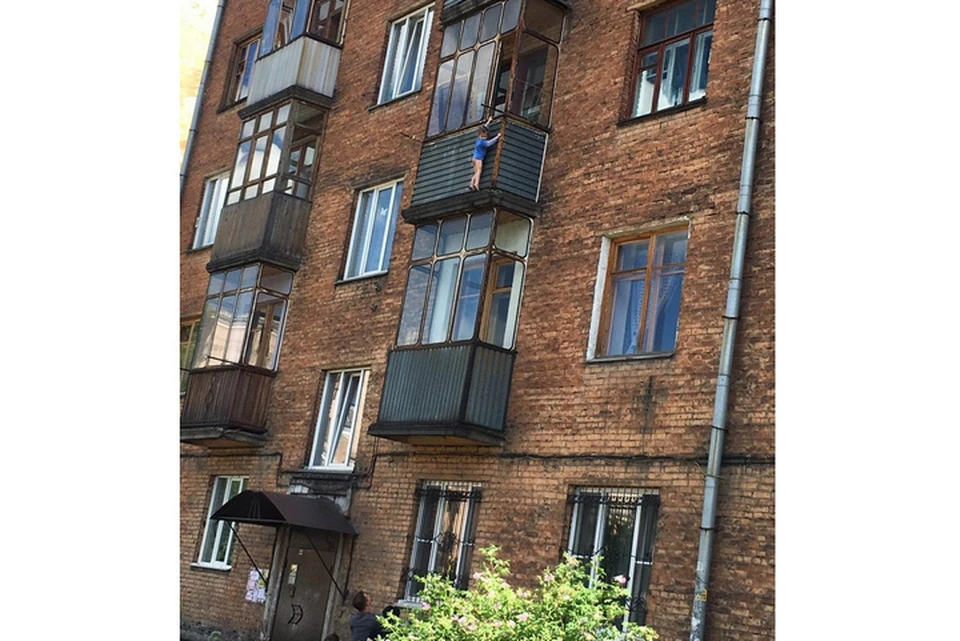 Повисла на балконе: новокузнечане спасли маленькую девочку от падения с третьего этажа. ФОТО: vk.com, "Новокузнецк онлайн"