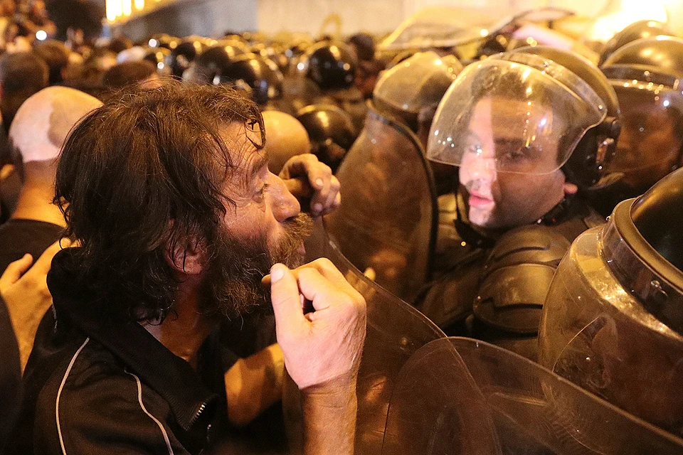 Диалог протестующего с сотрудником полиции у стен грузинского парламента.
