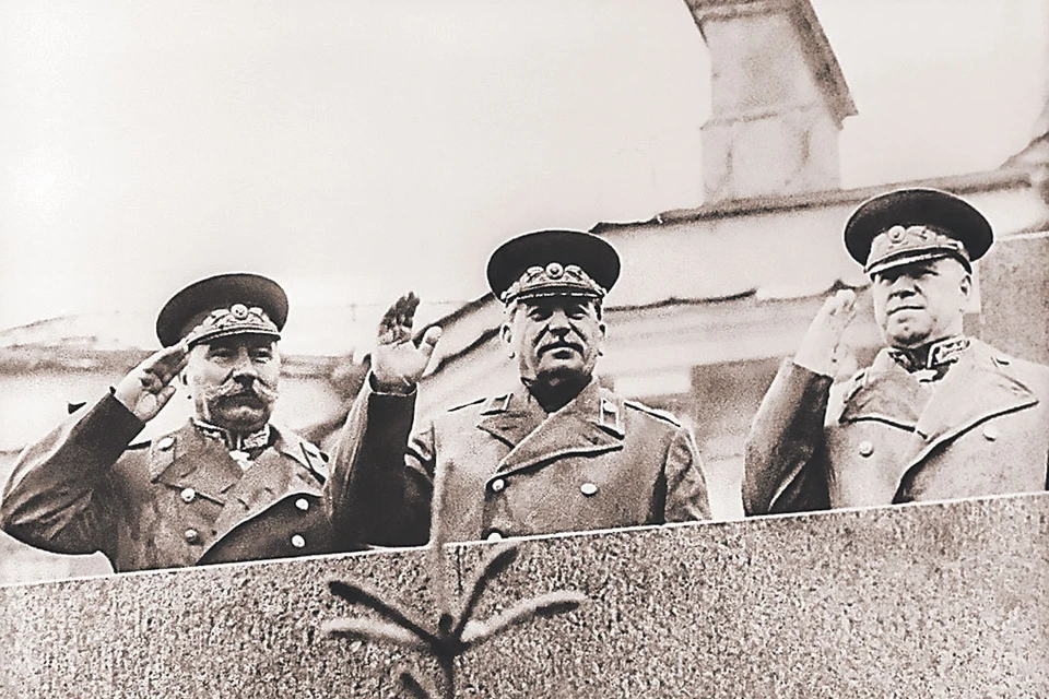 Семен Буденный, Иосиф Сталин и Георгий Жуков (слева направо) на трибуне Мавзолея во время парада. Фото: Фотохроника ТАСС