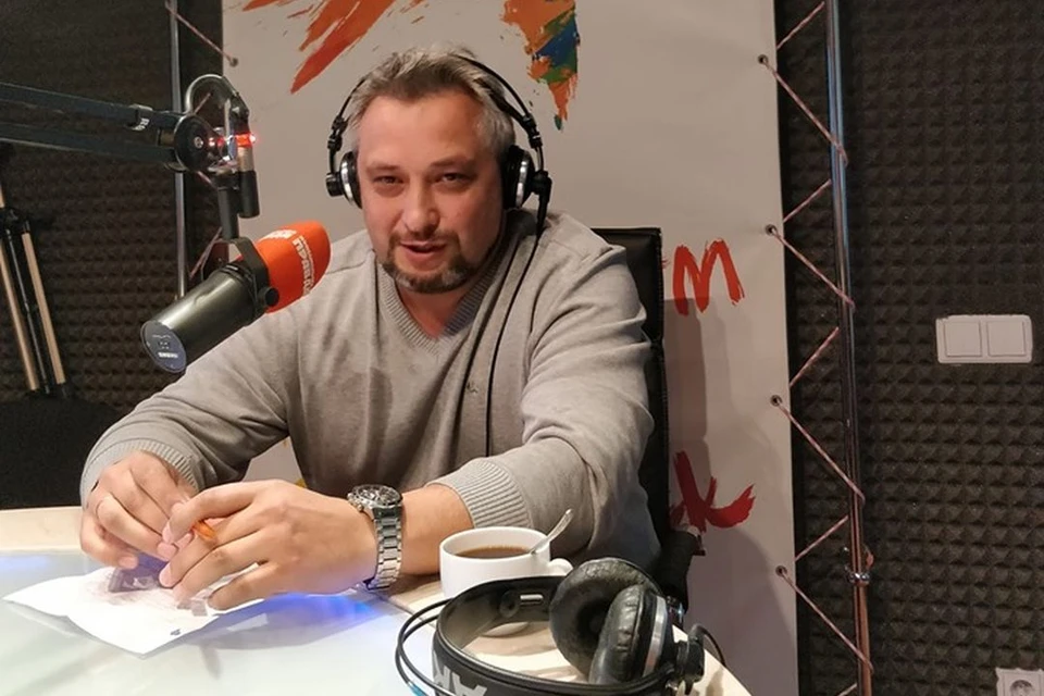 Андрей Романцов ответил на вопросы в прямом эфире радиостанции. ФОТО: Вячеслав АШУРКОВ.