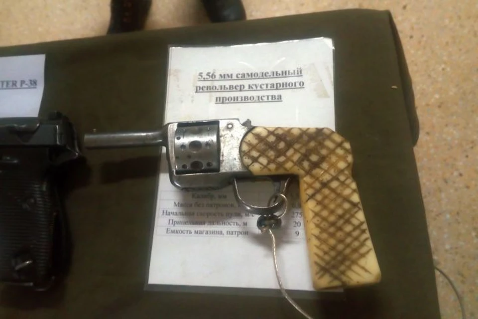 Самодельный пистолет с пластмассовой рукоятью.