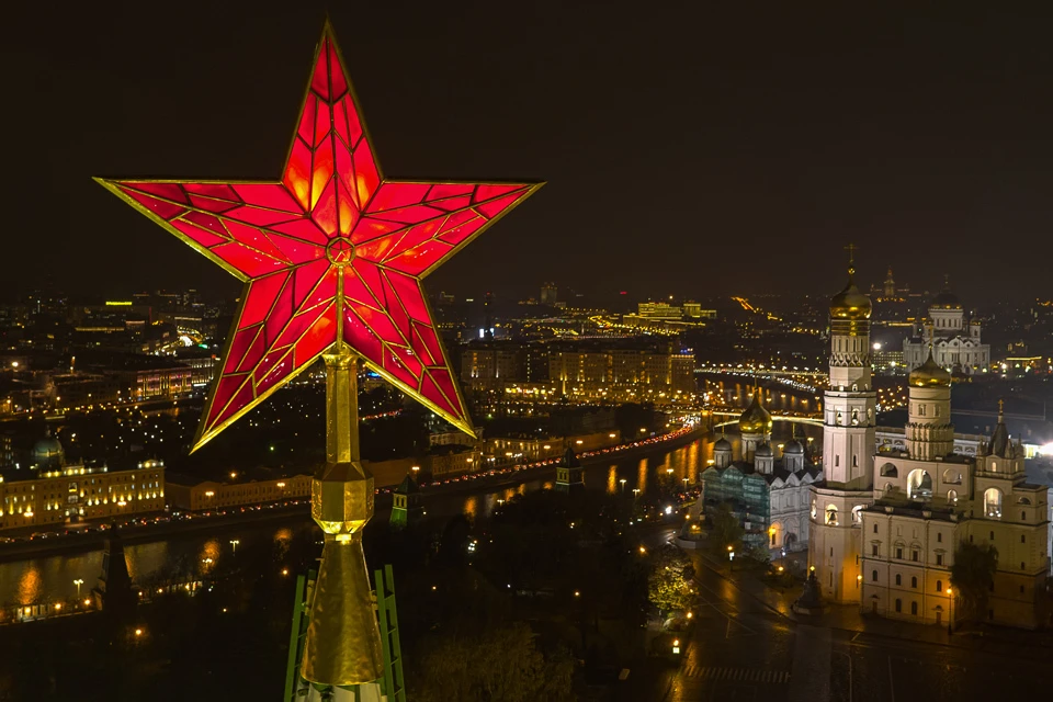 С чего начнем? Ну, конечно, - с рубиновой звезды - она перед вами! - на Спасской башне Московского Кремля. Фото предоставлено Пресс-службой Президента Российской Федерации.