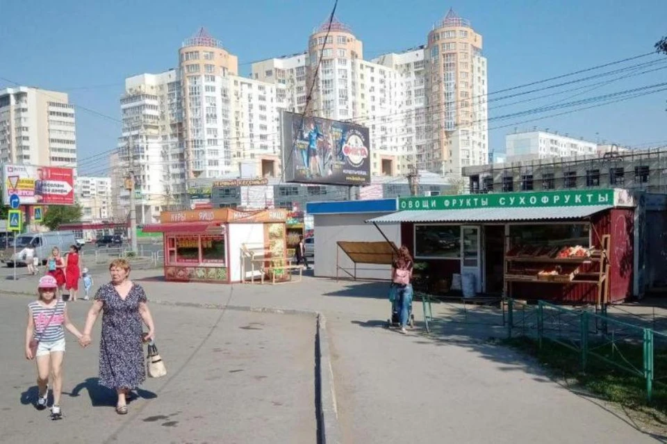 Этот ларечный город живет и процветает на гостевом маршруте Челябинска, на перекрестке ул. Братьев Кашириных и ул. Чайковского.